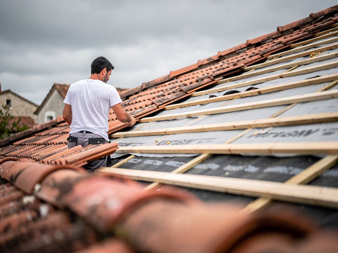 Franck Bellisario, couvreur à Saintes en Charente-Maritime, sur un chantier de rénovation de toiture