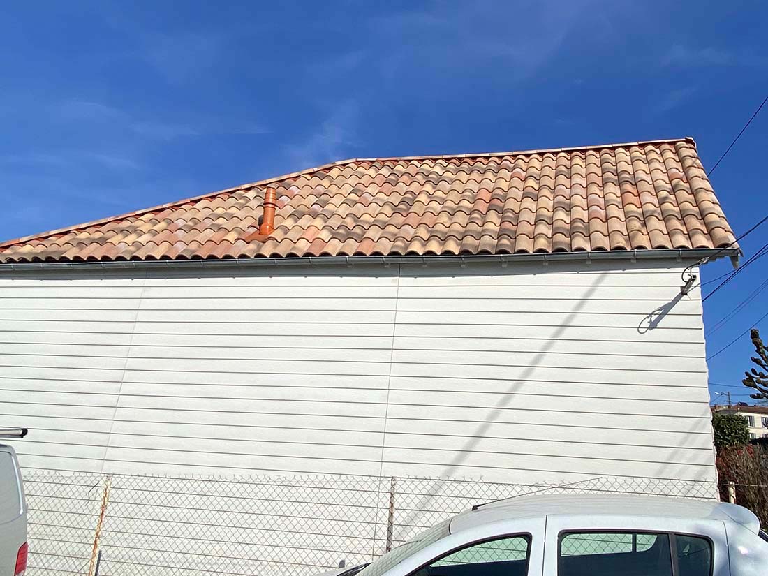 Démoussage manuel d'une toiture en tuile mécanique à Saintes