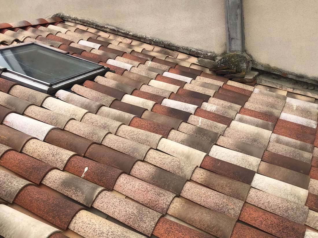 Bâchage d'urgence sur une toiture après une fuite à Saintes