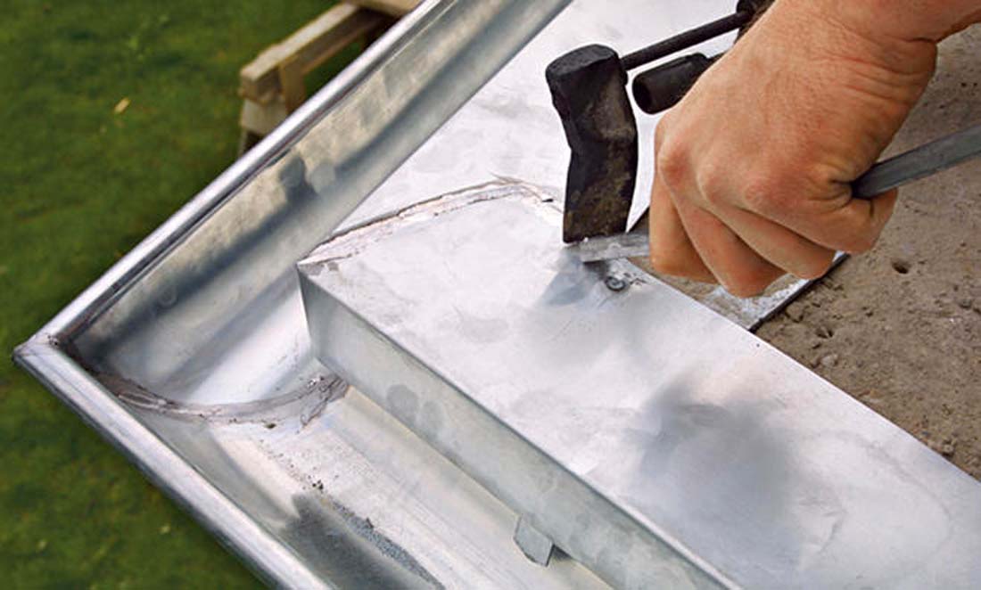 Travaux de zinguerie en zinc VMZINC sur une toiture à Saintes